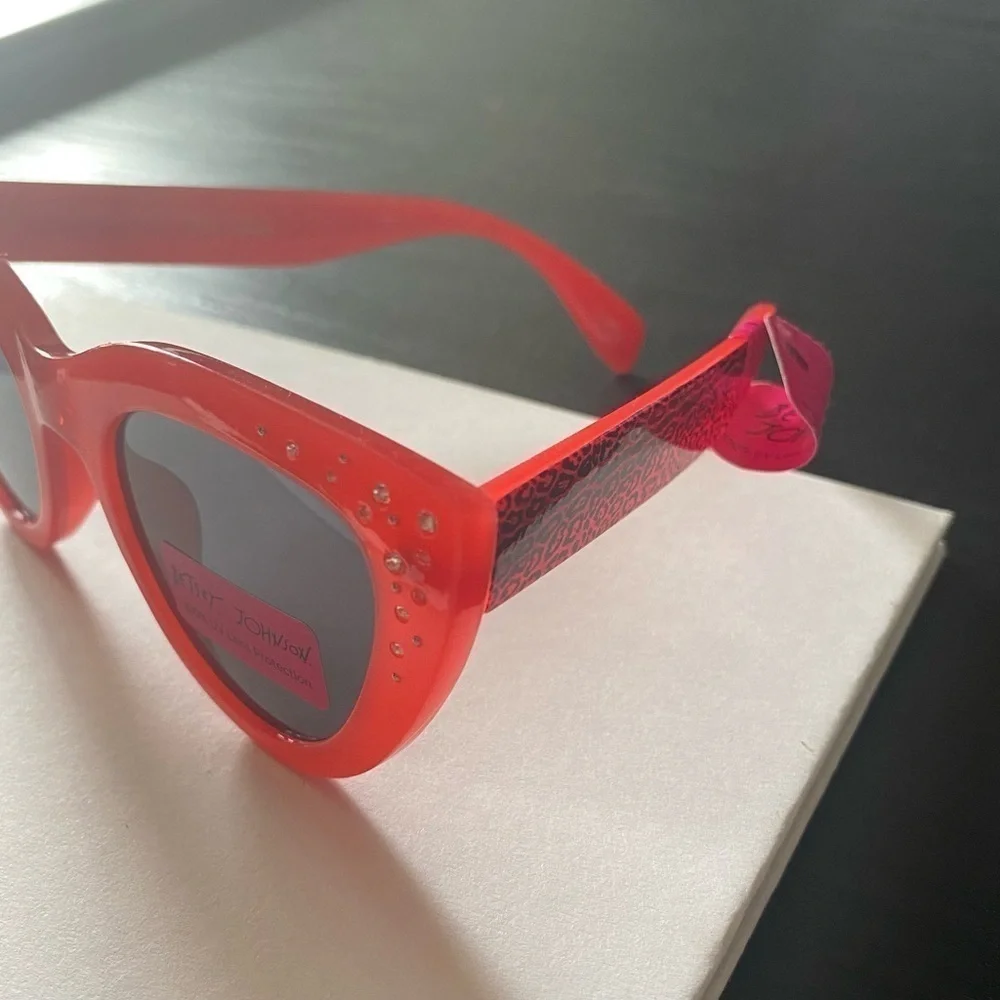 NWT-BETSEY JOHNSON-RED FRAME SUNGLASSES